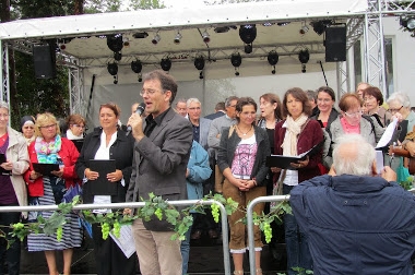 Der Chor tritt beim Weinfest in Lengsdorf auf