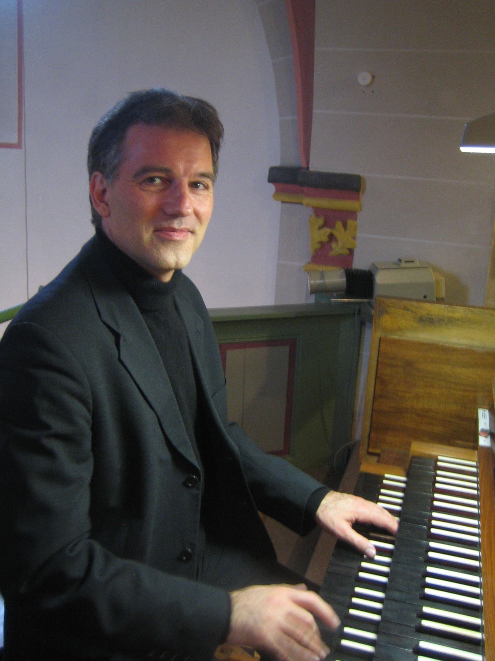 Prof. Dr. Sebastian Chmel an der Orgel