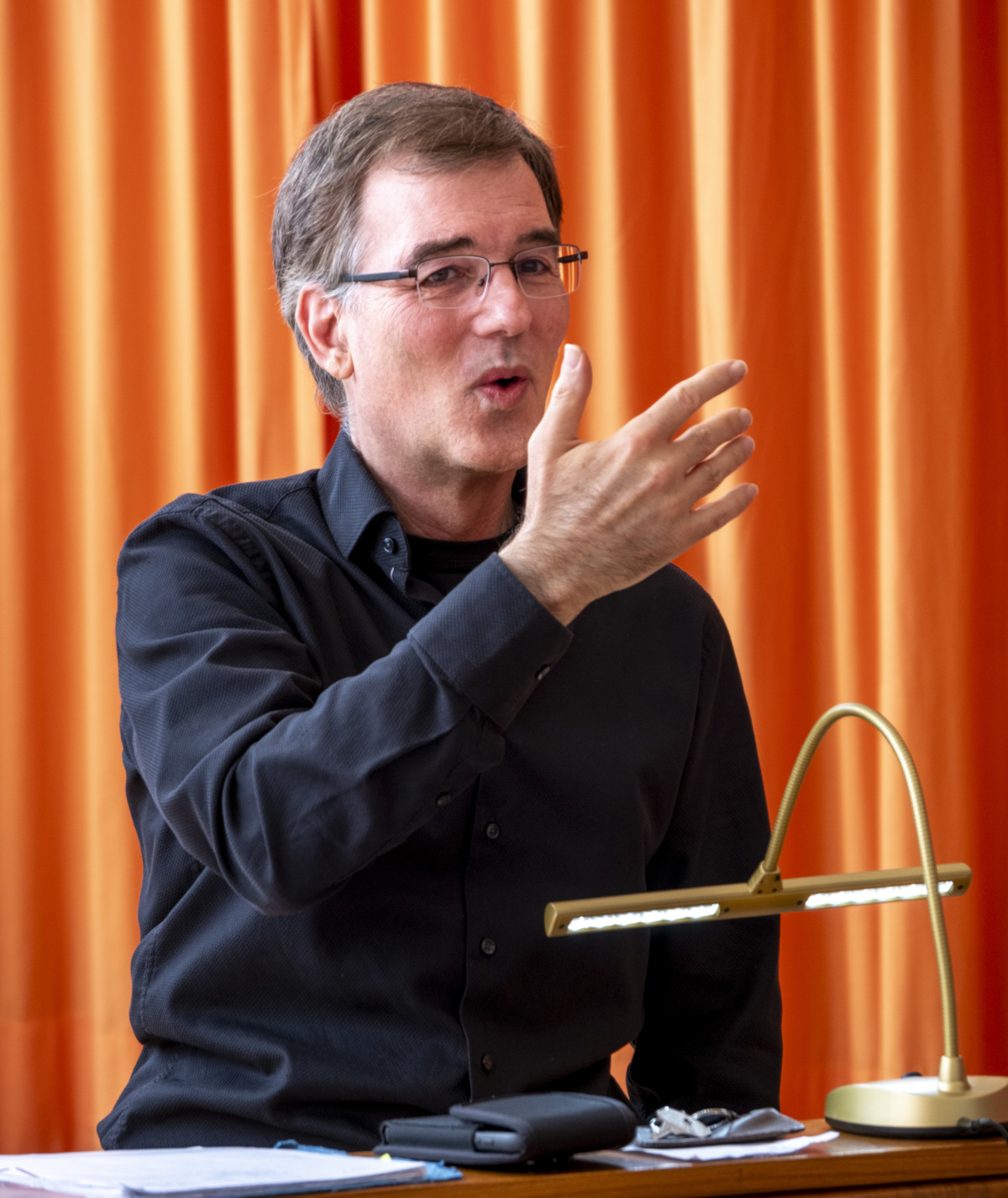 Chorleiter Dr. Sebastian Chmel am E-Piano, Foto: Uwe Kiebel Chorleiter Dr. Sebastian Chmel am E-Piano, Foto Uwe Kiebel