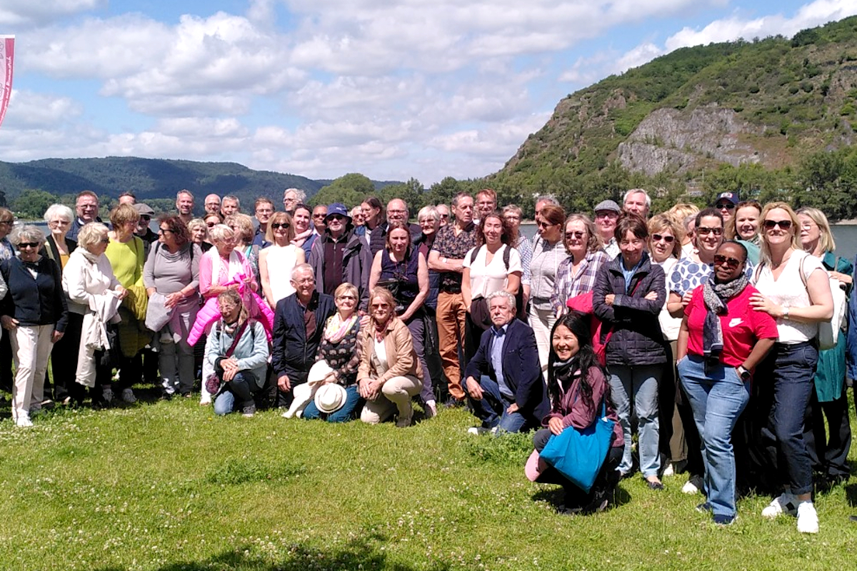 Gruppenbild der Teilnehmer aus Villemomble und Hardtberg auf einer Schiffstour nach Andernach im Juni 2026, Foto: Frank Thomas Gruppenbild der Teilnehmer aus Villemomble und Hardtberg auf einer Schiffstour nach Andernach im Juni 2026, Foto: Frank Thomas