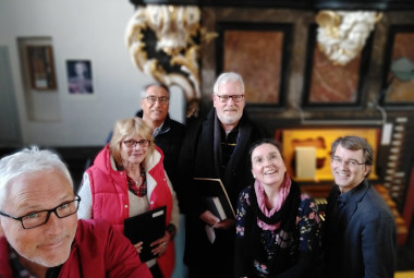 Palmsonntag in der Kreuzbergkirche: zwei Sängerinnen, drei Sänger und der Chorleiter vor der Orgel